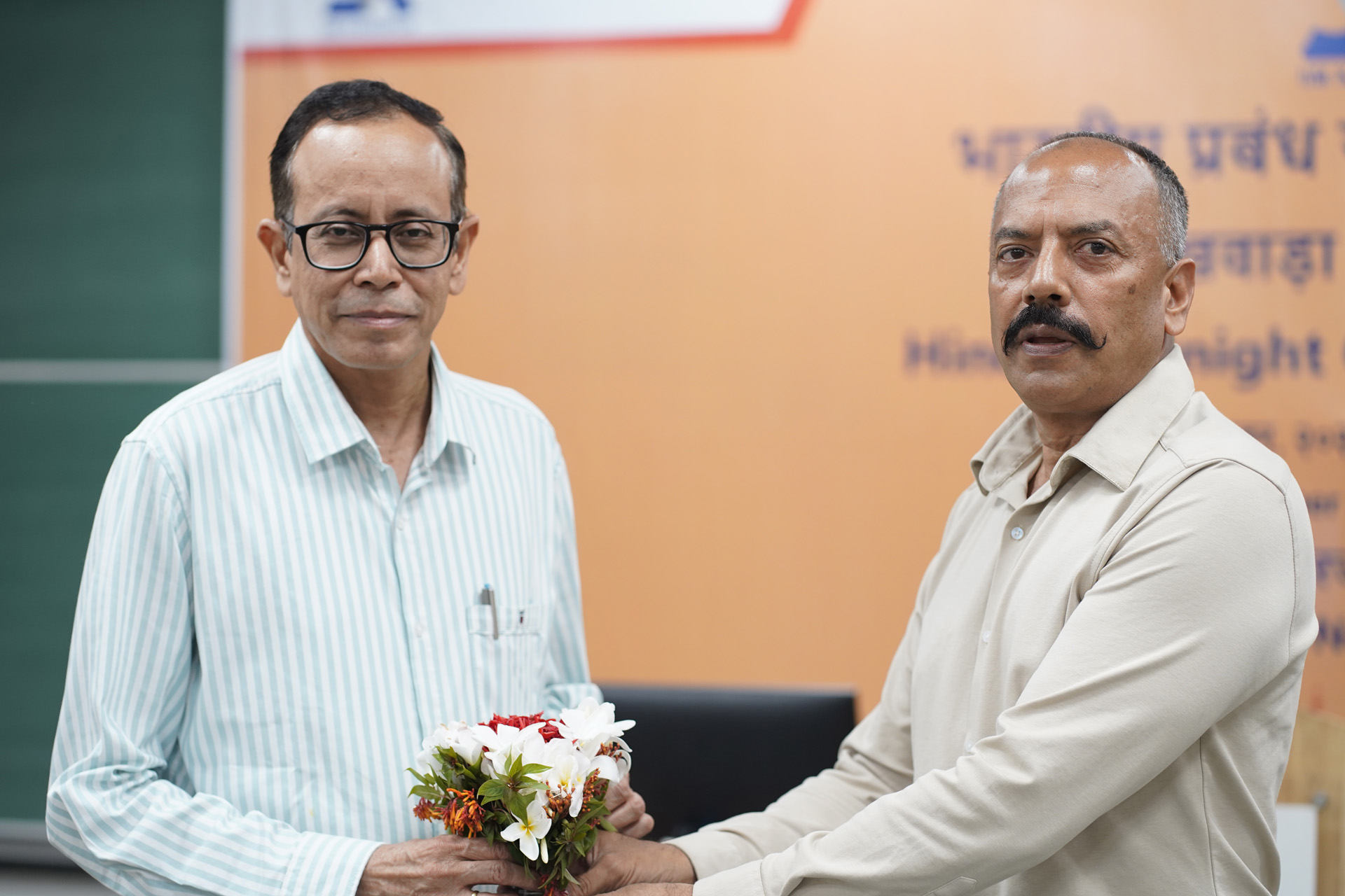 शुभ दीप प्रज्वलन एवं कार्यक्रम का शुभारंभ