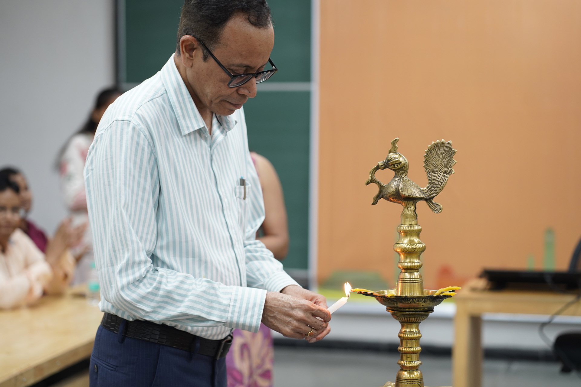 माननीय मुख्य अतिथि एवं निदेशक महोदय द्वारा दीप प्रज्वलन
