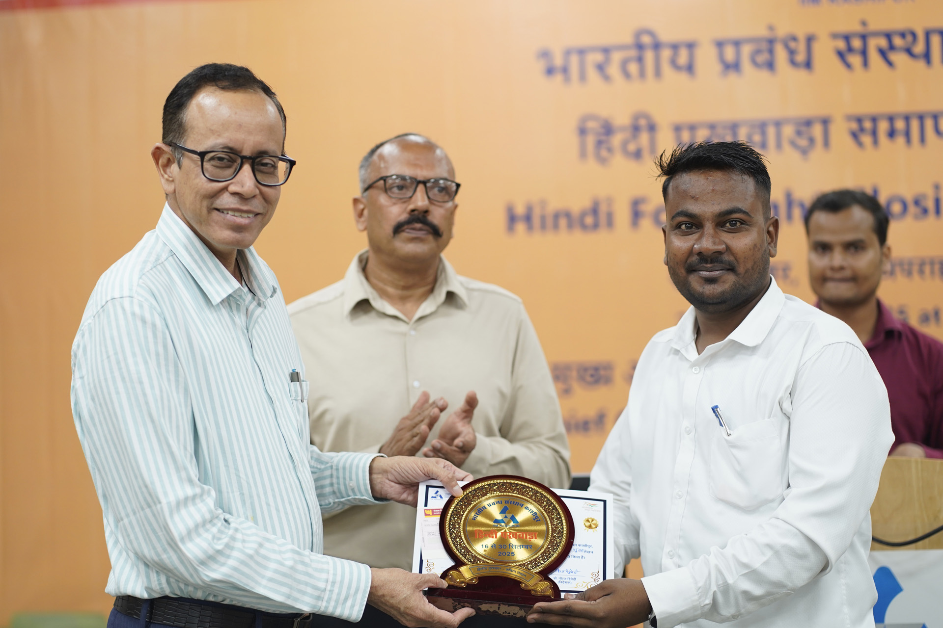 भाषण प्रतियोगिता में प्रतिभागियों की प्रस्तुति