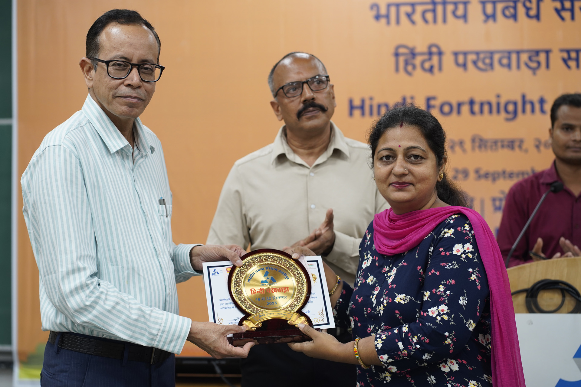 सम्मान पत्र एवं स्मृति चिन्ह प्रदान करते हुए